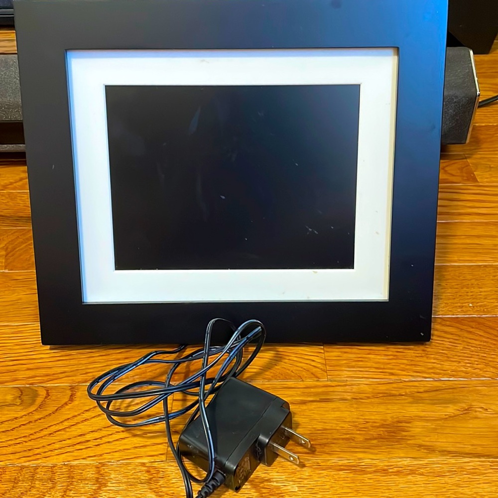 Portable picture frame that stores pictures and video audio